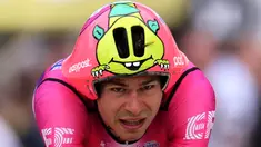 Daftar pertama adalah helm POC Tempor pink bergambar monster kartun hijau milik tim EF Education-Easypost, Stefan Bissegger. Helm tersebut merupakan hasil dari perancangan yang melibatkan juara time trail Olimpiade Beijing 2008, Gustav Larsson dan spesialis aerodinamika dari Semcon, perusahaan teknologi multinasional asal Swedia. (AFP/Thomas Samson)