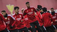 Penyerang Benfica, Roman Yaremchuk (tengah) dan rekan satu timnya melakukan pemanasan selama sesi latihan di tempat latihan Kampus Benfica di Seixal dekat Lisbon (14/3/2022). Benfica akan bertanding melawan Ajax pada leg kedua babak 16 besar Liga Champions di Amsterdam Arena. (AFP/Patricia De Melo M