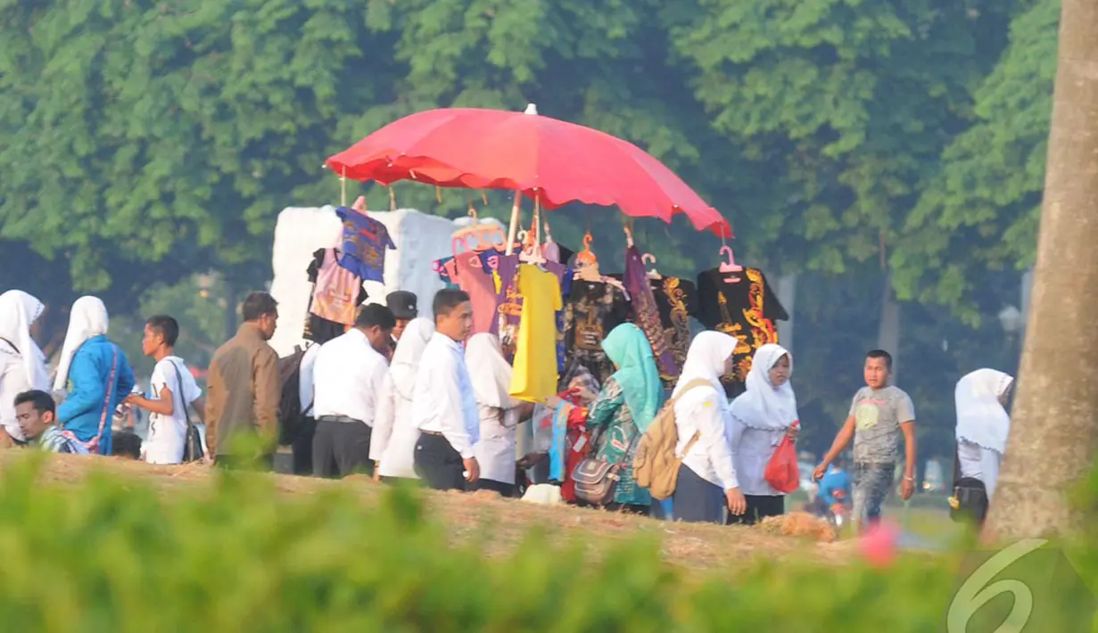 Puluhan PKL maupun pedagang asongan terlihat memadati setiap titik di kawasan Monas. Mereka tak peduli himbauan Jokowi untuk tak berdagang di kawasan Monas, Jakarta, Kamis (28/8/2014) (Liputan6.com/Herman Zakharia)
