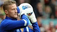 Gaya kiper Manchester United asal Denmark, Anders Lindegaard saat latihan di Old Trafford, 6 Agustus 2011 menjelang FA Community Shield melawan Manchester City di Wembley Stadium, 7 Agustus 2011. AFP PHOTO / PAUL ELLIS