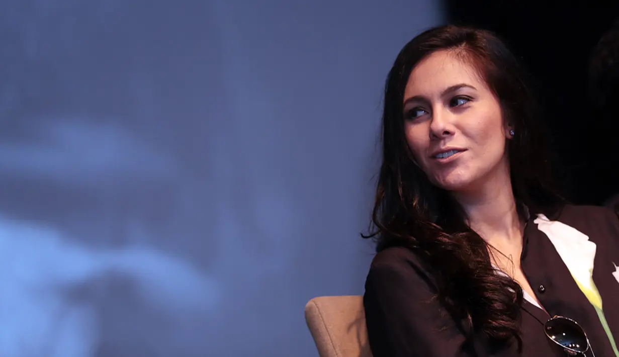 Ibu tiga anak yang mengaku penakut itu juga banyak memanjatkan doa saat dilokasi syuting. Apalagi lokasi syuting yang seram hingga istri Adilla Dimitri itu juga menjaga sikabnya selama di lokasi. (Deki Prayoga/Bintang.com)