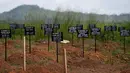 Sejumlah batu nisan yang bertuliskan nama korban meninggal akibat virus Ebola yang di makamkan di pemakaman masal di Kenema, 15 November 2014. (AFP PHOTO/ FRANCISCO LEONG)