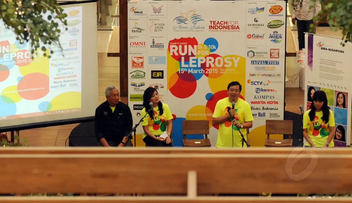 Rektor Universitas Bina Nusantara, Harjanto Prabowo (ketiga dari kiri) saat jumpa pers ”Run for Leprosy” di Tangerang, Kamis (26/2/2015). ”Run for Leprosy” diselenggarakan guna membantu pengembangan komunitas kusta. (Liputan6.com/Helmi Fithriansyah)