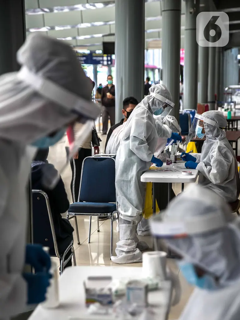 Para Penumpang di Stasiun Senen Jalani Swab Antigen COVID-19