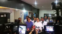 Anies Baswedan dan Sandiaga Uno usai tes kesehatan (Nanda Perdana Putra/Liputan6.com)