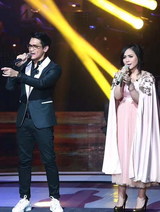 Gita Gutawa menggantikan penyanyi Rossa, yang berhalangan hadir.  (Deki Prayoga/Bintang.com)