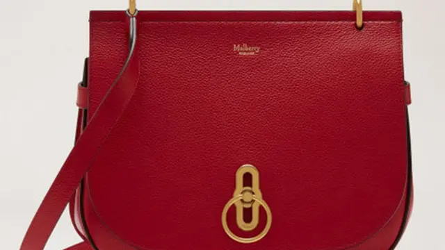 Tas merah yang digunakan Kate Middleton saat Final Euro 2020/dok. Mulberry