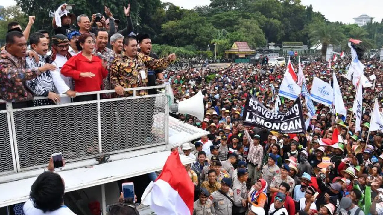 Menteri Kelautan dan Perikanan Susi Pudjiastuti menemui para nelayan yang menuntut agar pemerintah mencabut larangan penggunaan alat tangkap cantrang. (Dok KKP)