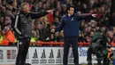 Pelatih Sheffield United Chris Wilder (kiri) dan pelatih Arsenal Unai Emery (kanan) memberi arah dari tepi lapangan saat anak asuh mereka bertanding pada pertandingan Liga Inggris di Bramall Lane, Sheffield, Inggris, Senin (21/10/2019). Sheffield United menang1-0. (Oli SCARFF/AFP)
