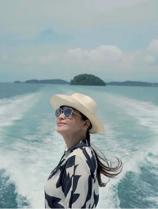 Meski usianya sudah 41 tahun, ibu tiga orang anak, Al, El dan Dul itu juga masih terlihat cantik. Tidak sedikit dari netizen yang penasaran dengan tampil awet muda dan terlihat cantik. (Instagram/maiaestiantyreal)