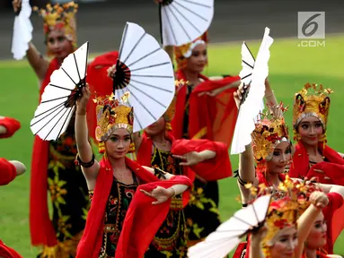 Ratusan Penari menyuguhkan pementasan tarian massal Jejer Kembang Menur di Istana Merdeka, Jakarta, Kamis (17/8). Jejer Kembang Menur merupakan tarian massal dari Banyuwangi. (Liputan6.com/Pool)