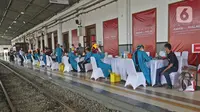 Suasana vaksinasi massal COVID-19 kepada petugas dan penumpang kereta api di Stasiun Bogor, Jawa Barat, Kamis (17/6/2021). Pelaksanaan vaksinasi massal di Stasiun Bogor itu menyasar petugas stasiun, pekerja di stasiun dan penumpang kereta. (Liputan6.com/Herman Zakharia)
