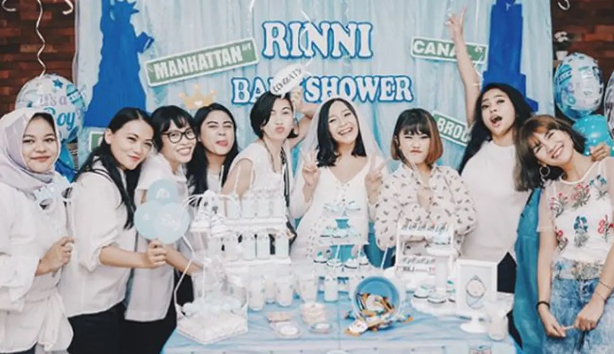 "YOU MADE MY DAY LAST NIGHT! What a surprise!! baru pulang nyampe rumah tiba2 di surprise-in baby shower ama mereka! Seneng banget dan kaget, love you girls," tulis Rinni sebagai keterangan foto. (Foto: instagram.com/rinni_w)