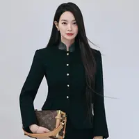 Louis Vuitton secara resmi mengumumkan Shin Min Ah sebagai House Ambassador terbaru mereka, sebuah tonggak penting yang menandai babak baru dalam perjalanan karier fashion-nya. [Fotografer: @kimheejune].