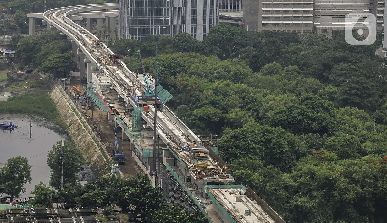 Proyek transportasi light rail transit (LRT) di kawasan Tanah Abang, Jakarta, Selasa (27/10/2020). Per September 2020, progres proyek LRT yang menghubungkan Jakarta, Bogor, Depok, dan Bekasi sepanjang 44 km tersebut telah mencapai 77 persen. (Liputan6.com/JohanTallo)
