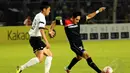 Aktor dan Presenter, Ibnu Jamil mencoba melewati Jung Han Cheol (JS & Firends) saat berlaga di Stadion GBK Jakarta, (2/6/2014). (Liputan6.com/Helmi Fithriansyah) 