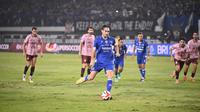 Striker Persib Bandung, Andrew Jung mengeksekusi penalti dengan sempurna ke gawang Persik Kediri dalam laga pekan ke-25 BRI Super League 2025/2026 di Stadion Gelora Bandung Lautan Api, Bandung, Senin (9/3/2026). (Bola.com/Muhammad Faqih)