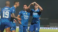 Ezra Walian turut merayakan keberhasilan Nick Kuipers mencetak gol kemenangan Persib Bandung atas Madura United pada laga pekan ke-18 BRI Liga 1 musim ini di&nbsp;Stadion Gelora Bangkalan, Bangkalan, Rabu (1/11/2023) malam WIB. (Bola.com/Wahyu Pratama)