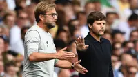 Manajer Liverpool, Juergen Klopp, dan manajer Tottenham, Mauricio Pochettino memberikan arahan kepada anak asuhnya. Hasil imbang 1-1 berakhir hingga wasit meniupkan peluit panjang. (Reuters/Dylan Martinez)