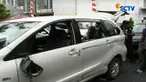 Sebuah minibus yang berisi sembilan orang dihancurkan dan ditembaki dua kendaraan lainnya di kawasan Senayan. 