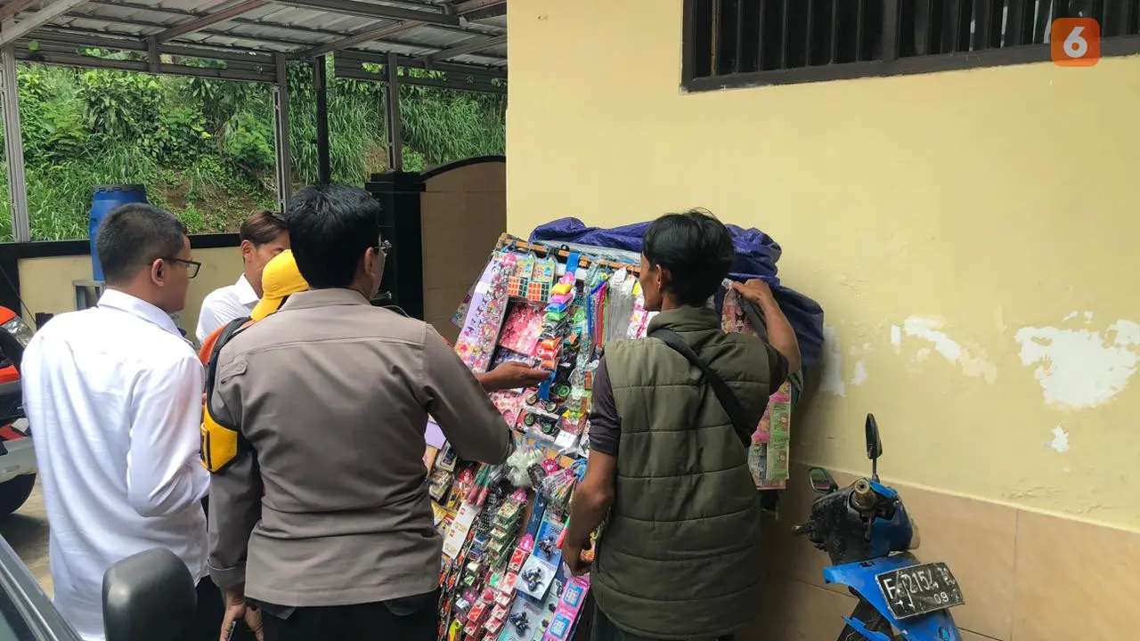 Polisi periksa pedagangan makanan diduga penyebab keracunan puluhan pelajar SD di Sukabumi (Liputan6.com/Fira Syahrin).