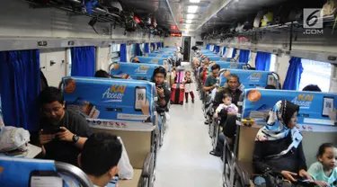 Sejumlah penumpang berada dalam kereta api di Stasiun Pasar Senen, Jakarta, Selasa (16/4). PT KAI Daop 1 Jakarta mengoperasikan 11 KA tambahan guna mengantisipasi melonjaknya penumpang pada libur panjang akhir pekan ini. (Liputan6.com/Herman Zakharia)