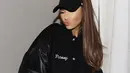 Tampil pertama kali setelah ledakan itu terjadi, Ariana mengenakan pakaian serba hitamnya. Sejak turun pesawat ia terus berada di dalam dekapan sang kekasih dan menuagkan kesedihannya itu. (Instagram/arianagrande)