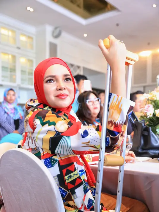  Mekipun kakinya saat ini harus dibalut gips, namun tak mengurungkan niat Dewi untuk mendatangi Tanah Suci Mekah. Bersama sang suami, Arif Rahman, Dewi akan tetap melaksanakan ibadah Umroh. (Adrian Putra/Bintang.com)