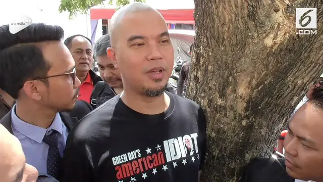 Ahmad Dhani mendatangi Polda Jawa Timur untuk menanyakan status tersangka yang ditetapkan kepadanya.