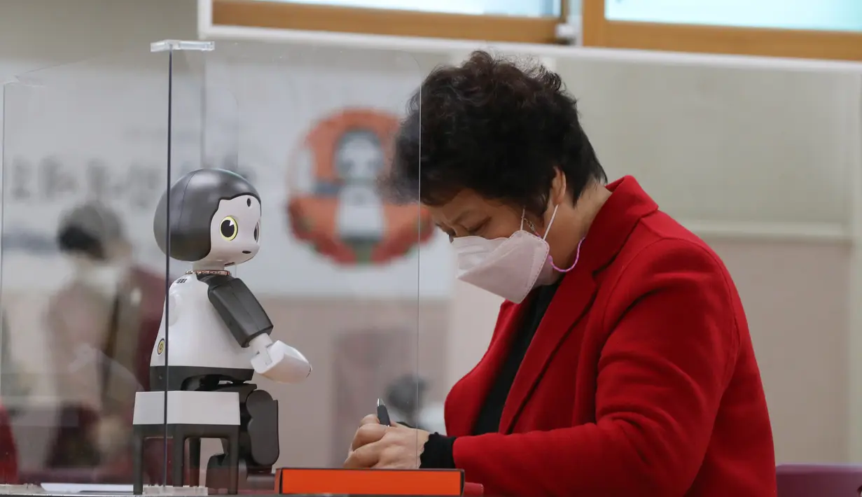 Seorang partisipan program pendidikan mempelajari LIKU, fasilitator pengajaran robotik, di sebuah pusat kesejahteraan warga lanjut usia (lansia) di Distrik Yangcheon, Seoul, Korea Selatan (16/11/2020). (Xinhua/Wang Jingqiang)