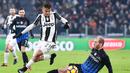 Aksi Paulo Dybala (kiri) berebu bola dengan pemain Atalanta, Andrea Masiello pada laga Coppa Italia di Juventus Stadium, Turin (11/1/2017). Juventus menang 3-2. (Alessandro Di Marco/ANSA via AP)