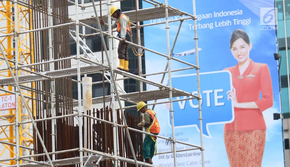 Pekerja tengah mengerjakan proyek transportasi di Jakarta, Jumat (1/12). BPS menyatakan bahwa hingga Agustus 2017, penyerapan tenaga kerja RI masih didominasi oleh penduduk bekerja yang berpendidikan rendah, dari SMP ke bawah. (Liputan6.com/Angga Yuniar)