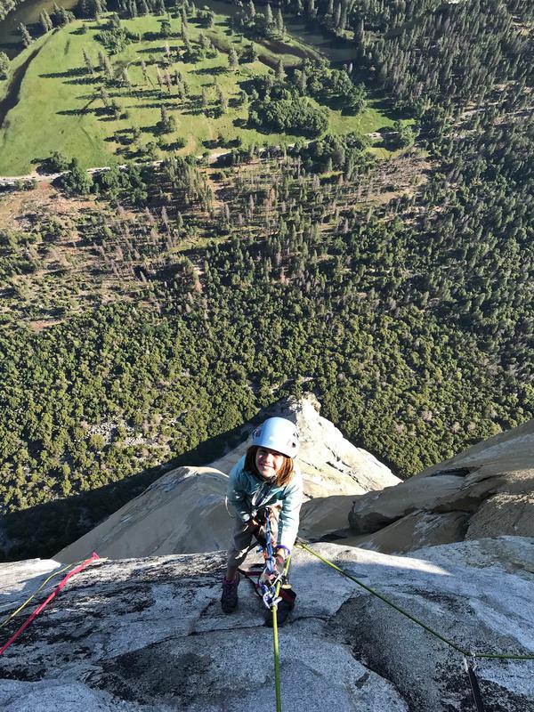 Selah Schneiter saat memanjat tebing El Capitan di Taman Nasional Yosemite, California, Amerika Serikat, 10 Juni 2019. Rekor Selah kemungkinan tidak bertahan lama karena sang adik yang masih berusia tujuh tahun akan mengikuti jejaknya. (Michael Schneiter via AP)