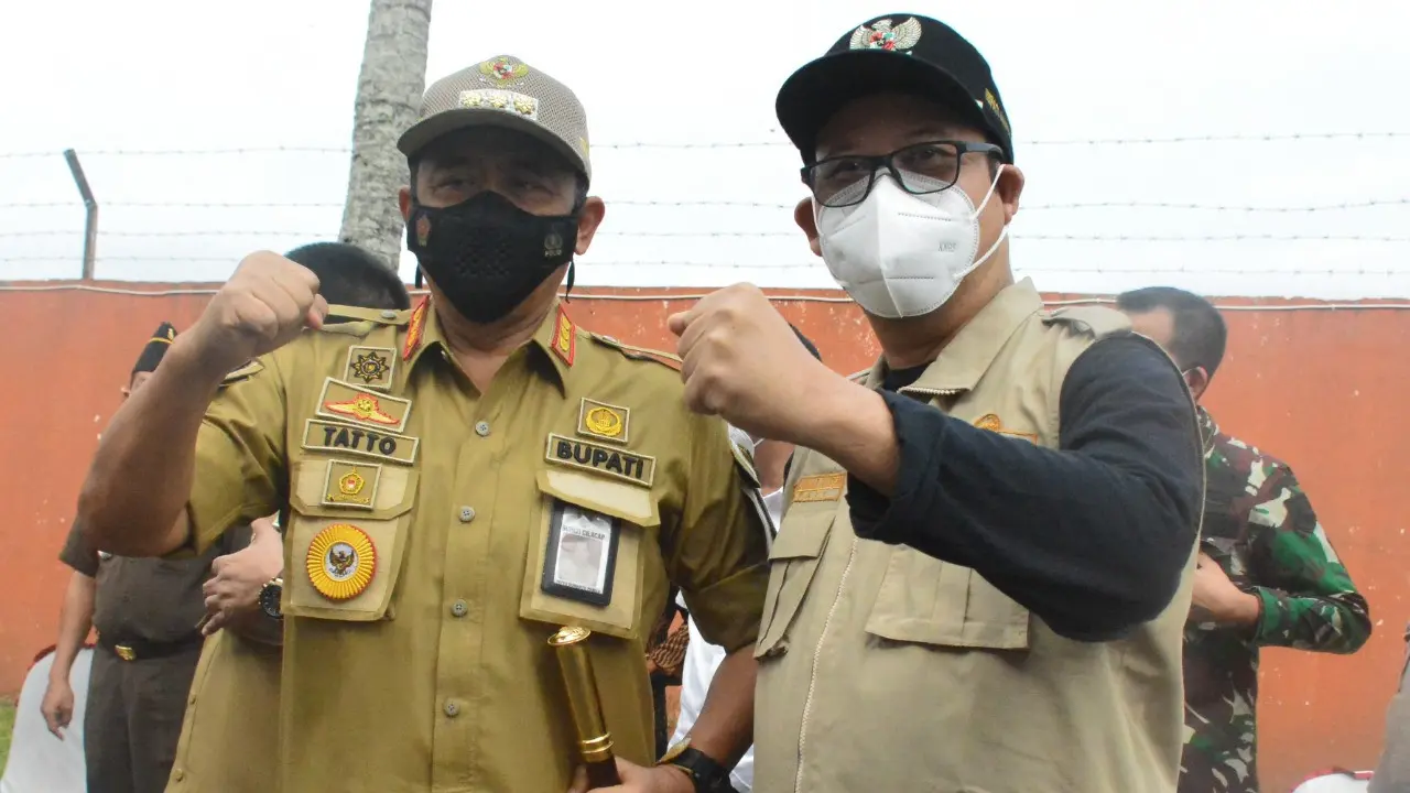 Bupati Banyumas Achmad Husein didampingi seluruh Forkopimda mengadakan pertemuan dengan Pemkab Cilacap yang dipimpin langsung oleh Bupati Cilacap Tatto Suwarto Pamuji. (Foto: Liputan6.com/Humas Pemkab Banyumas)