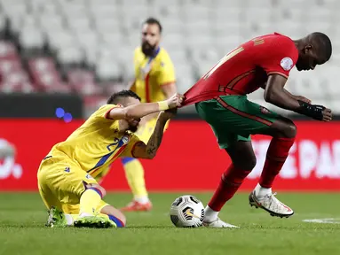 Penyerang timnas  Andorra, Cristian Martinez menarik jersey gelandang Portugal, William Carvalho dalam pertandingan uji coba internasional di Estadio da Luz, Kamis (12/11/2020) dini hari WIB. Portugal menang 7-0 atas tamunya, Andorra . (AP Photo/Armando Franca)