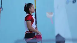 Atlet panjat tebing Indonesia, Desak Made Rita Kusuma Dewi bersiap memulai lomba menghadapi wakil Prancis, Capucine Viglione pada babak kualifikasi cabor panjat tebing nomor speed putri Olimpiade Paris 2024 di Le Bourget, Paris, Senin (5/8/2024). (Dok. NOC Indonesia)