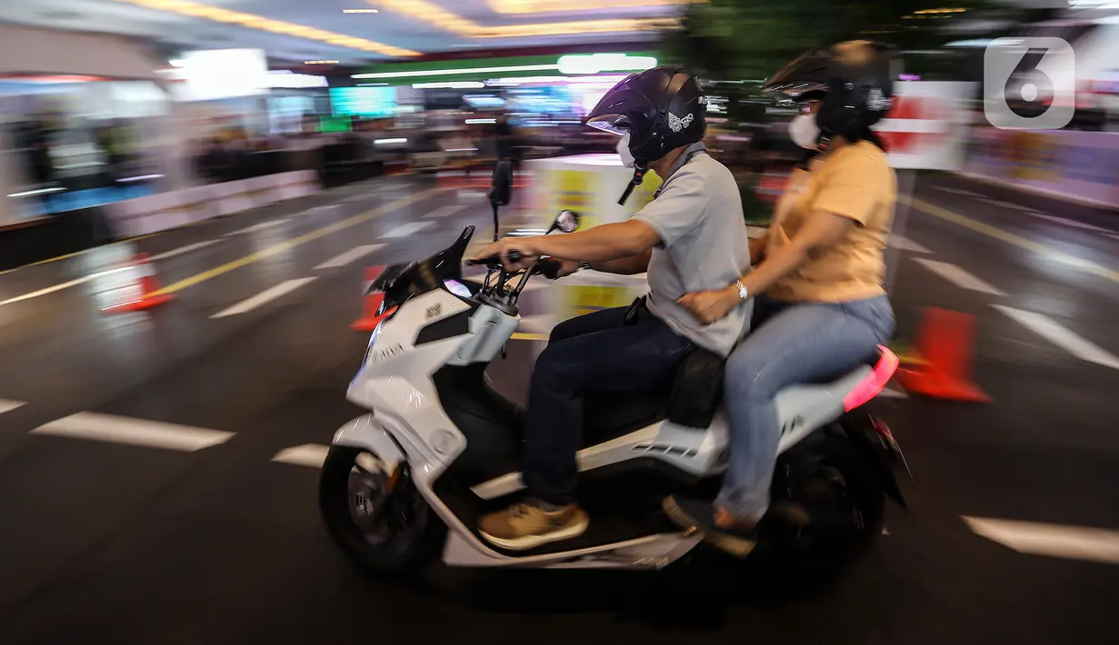 Pengunjung menjajal sepeda motor listrik pada pameran Indonesia International Motor Show (IIMS) 2023 di JIExpo Kemayoran, Jakarta Pusat, Jumat (17/2/2023). IIMS 2023 yang berlangsung hingga 26 Februari mengangkat tema "Bringing Opportunity for Otomotive Society Together" (BOOST) dan menghadirkan sekitar 40 merek otomotif dengan menampilkan produk dan konsep terbaru. (Liputan6.com/Johan Tallo)