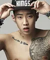 Jay Park kerap menjadi sorotan lantaran tato-tatonya. Padahal tatonya itu sendiri berkaitan dengan keluarga. Ia juga menuliskan 'Jaywalkerz' di belakang lehernya. (Foto: allkpop.com)