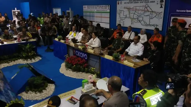 Kapolri Jenderal Pol Tito Karnavian bersama sejumlah pejabat negara melakukan rapat terbatas di Pos Polisi Cikopo, Minggu (10/6/2018). (Liputan6.com/Abramena)