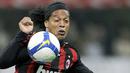 Striker AC Milan, Ronaldinho mengintrol bola ketika menghadapi Torino di kancah Serie A pada 19 April 2009 di San Siro, Milan. AFP PHOTO/DAMIEN MEYER
