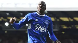 bdoulaye Doucoure kini tengah menjalani musim keempat bersama Everton sejak didatangkan dari Watford pada awal musim 2020/2021 dengan nilai transfer 22 juta euro. Selalu menjadi pilihan utama The Toffees di sektor tengah sejak pertama kali didatangkan, hingga kini ia telah bermain dalam 105 laga di semua ajang dengan torehan 13 gol dan 10 assist, termasuk 3 gol yang dicetaknya di Premier League musim ini dari 8 laga. Bersama Timnas Mali ia baru mengumpulkan 2 caps sejak melakukan debut pada 25 Maret 2022. (AFP/Peter Powell)
