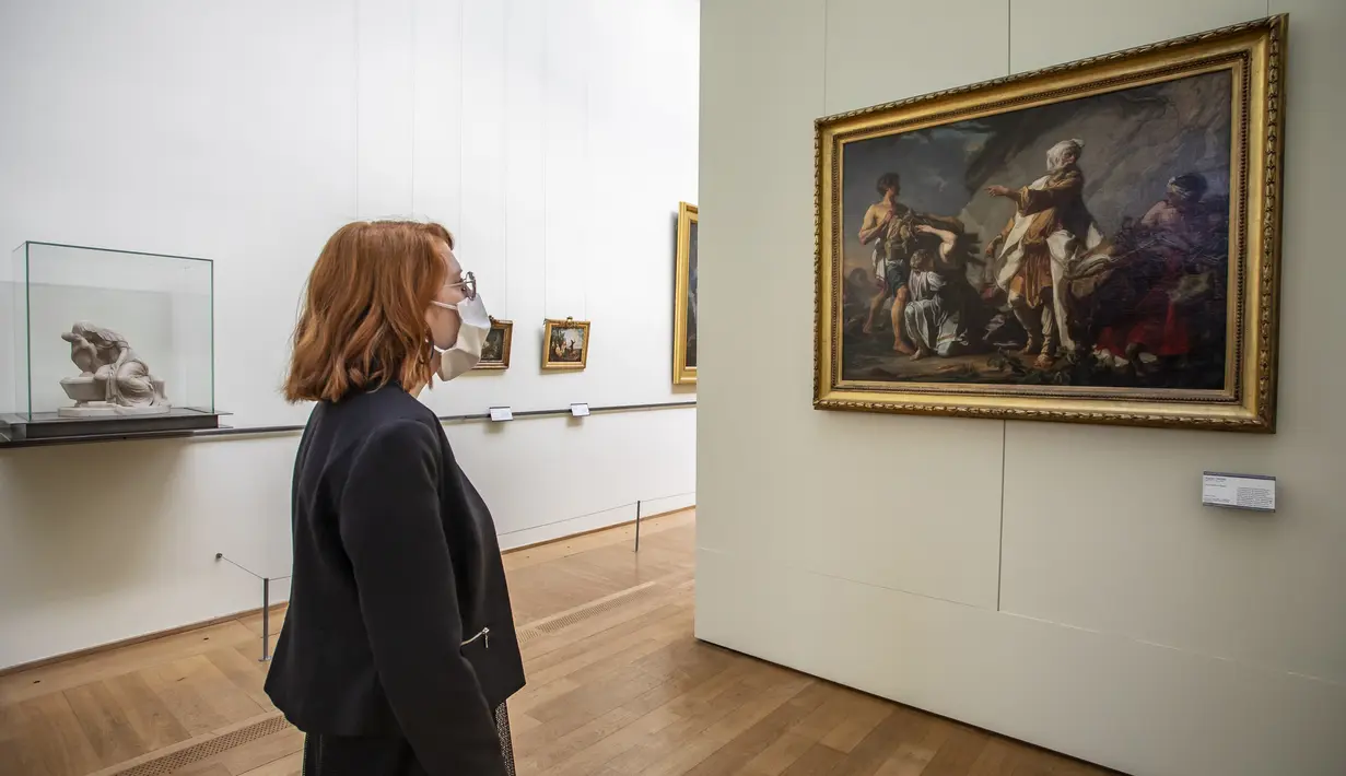Seorang wanita mengenakan masker saat mengunjungi Museum Palais des Beaux-Arts de Lille di Lille, Prancis, Rabu (3/6/2020). Memasuki fase kedua dalam pelonggaran kebijakan lockdown, Prancis mengizinkan museum-museum untuk menerima pengunjung. (Xinhua/Sebastien Courdji)