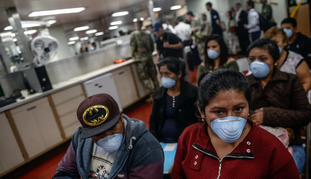 Pasien menunggu untuk mendapat perawatan di atas kapal rumah sakit Angkatan Laut AS USNS Comfort yang berlabuh di wilayah Piura, Peru, 5 November 2018. Lebih dari 5.000 orang, termasuk imigran Venezuela dirawat oleh personel AS. (ERNESTO BENAVIDES / AFP)