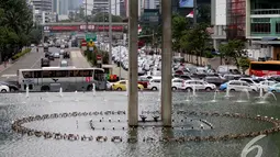 Pemblokiran jalan oleh pengunjuk rasa sekitar 30 menit membuat jalan sekitar kawasan HI macet panjang, Jakarta, Kamis (8/1/2015). (Liputan6.com/Faizal Fanani)