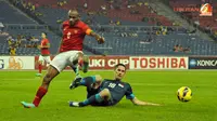 Elie Aiboy duel dengan Daniel Bennett dalam Laga Piala AFF Suzuki 2012 antara Indonesia vs Singapura di Stadion Bukit Jalil, Kuala Lumpur, Malaysia, Rabu 28 November 2012. Pertandingan dimenangkan Indonesia dengan skor 1-0 untuk Timnas Indonesia.