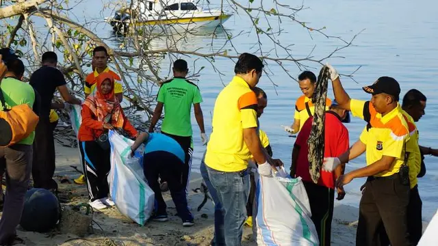 Giat Bersih Pantai di Labuan Bajo, Satu Ton Sampah Plastik Berhasil Terkumpul