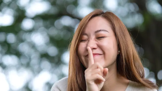 perempuan menjaga rahasia