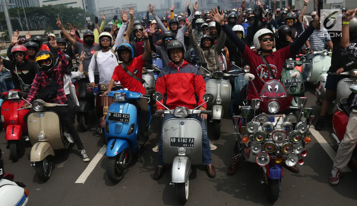 Gubernur DKI Jakarta Anies Baswedan melakukan konvoi bersama ribuan komunitas Vespa di kawasan TB Simatupang, Minggu (28/4/2019). Anies Baswedan konvoi sepeda motor keliling Jakarta dalam acara ulang tahun ke-73 komunitas Vespa bertajuk "Vespa Still Fun n Running". (Liputan6.com/Angga Yuniar)