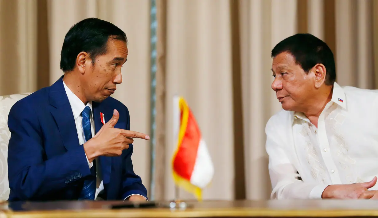 Presiden Joko Widodo (Jokowi) dan Presiden Filipina Rodrigo Duterte jelang memberikan keterangan pers usai menggelar pertemuan bilateral di Istana Malacanang di Manila, Filipina, Jumat (28/4). (AP Photo / Bullit Marquez)