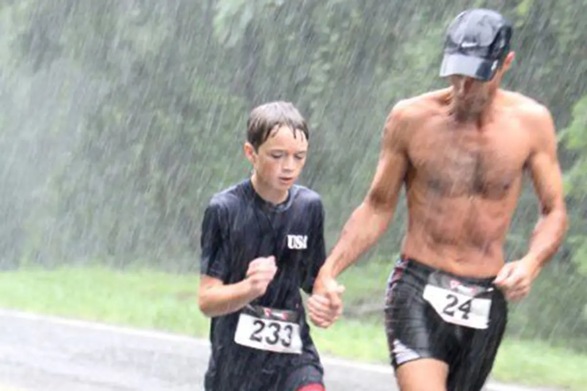 Meski Kaki Diamputasi Bocah Lelaki Ini Pede Ikut Triathlon